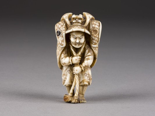 Auktion 148<br>EIN GESCHNITZTES NETSUKE EINES SAMURAI AUS ELFENBEIN