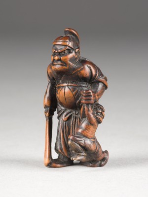 Auktion 148<br>EIN NETSUKE VON SHOKI UND ONI AUS HOLZ