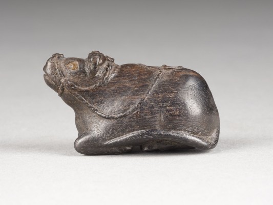 Auction 148<br>EIN NETSUKE VON EINEM LIEGENDEM OCHSEN AUS HOLZ