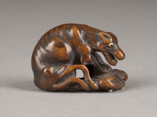 Auction 148<br>EIN NETSUKE VON EINEM AUSGEMERGELTEN WOLF MIT EINER KRABBE AUS HOLZ