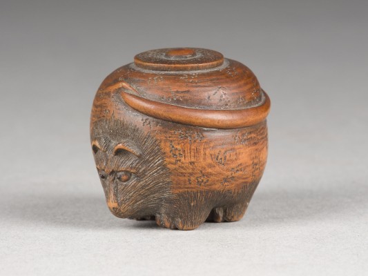 Auction 148<br>EIN MINIATUR-OKIMONO-NETSUKE VON EINEM BUNBUKU CHAGAMA AUS HOLZ