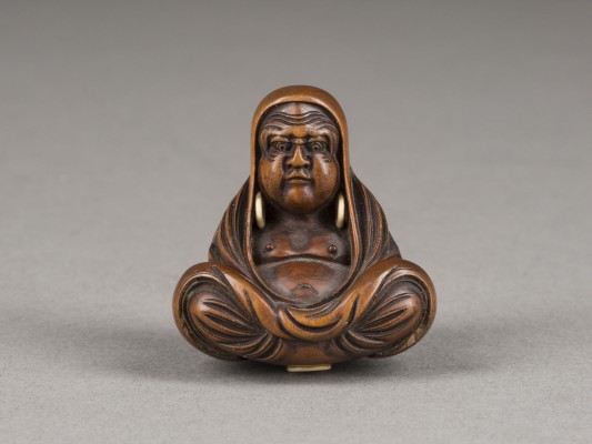 Auction 148<br>EIN NETSUKE EINES MEDITIERENDEN DARUMA AUS HOLZ