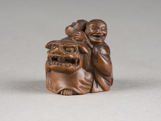 Auction 148<br>EIN NETSUKE VON ZWEI SHISHIMAI-SCHAUSPIELERN AUS HOLZ