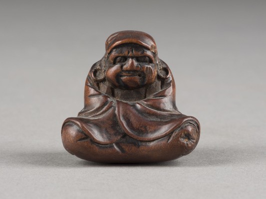 Picture EIN NETSUKE VON EINER MEDITIERENDEN DARUMA AUS HOLZ