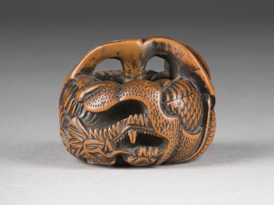 Picture EIN NETSUKE VON EINEM DRACHEN IN EINEM MIKAN (TANGERINE) AUS HOLZ