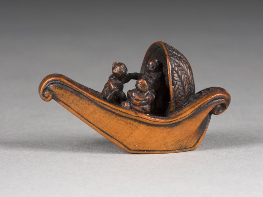 Auction 148<br>EIN NETSUKE VON DREI PERSONEN IN EINEM BOOT AUS HOLZ