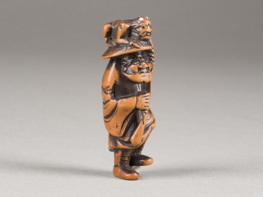 Bild EIN NETSUKE VON SHOKI UND ONI AUS HOLZ