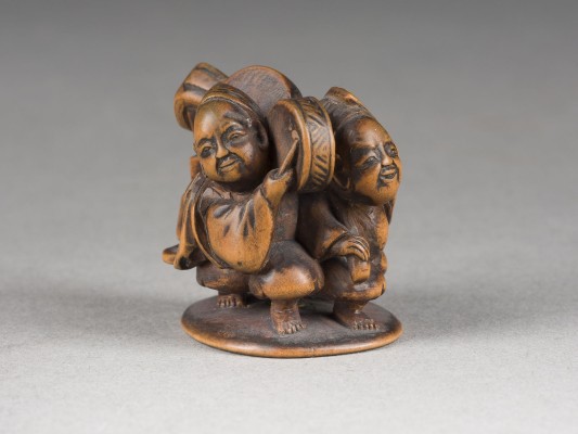 Auction 148<br>EIN NETSUKE VON ZWEI SCHAUSPIELERN AUS HOLZ