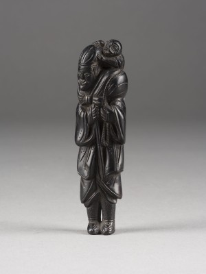 Bild EIN NETSUKE VON EINEM SARUMAWASHI (AFFENGAUKLER) AUS HOLZ