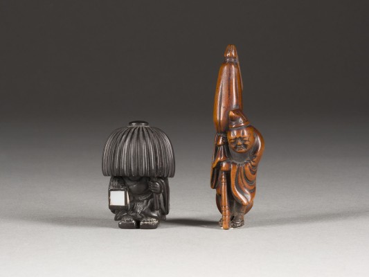 Bild ZWEI NETSUKE VON MENSCHLICHEN FIGUREN AUS HOLZ
