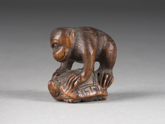 Picture EIN NETSUKE VON EINEM AFFEN UND EINER SCHILDKRÖTE AUS HOLZ