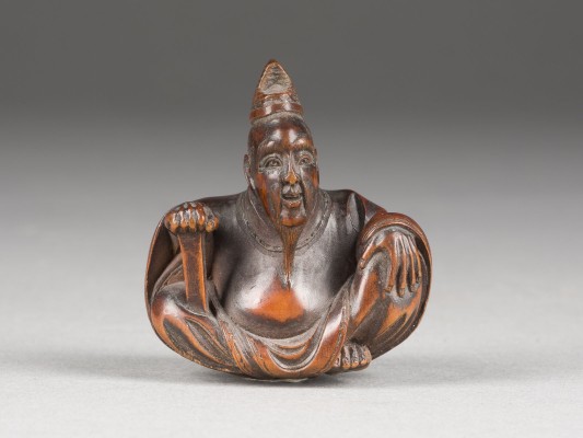 Auction 148<br>EIN NETSUKE VON EINEM SITZENDEN HÖFLING AUS HOLZ