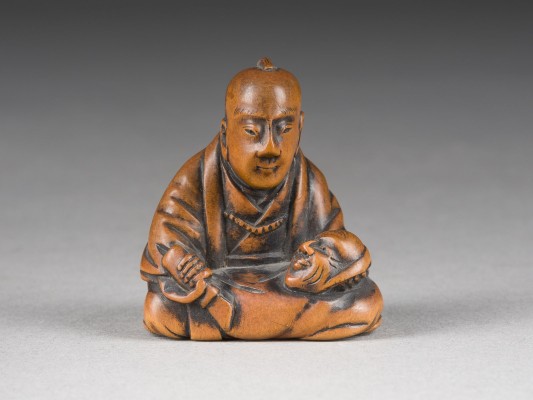 Bild EIN NETSUKE VON EINEM MASKENSCHNITZER AUS HOLZ