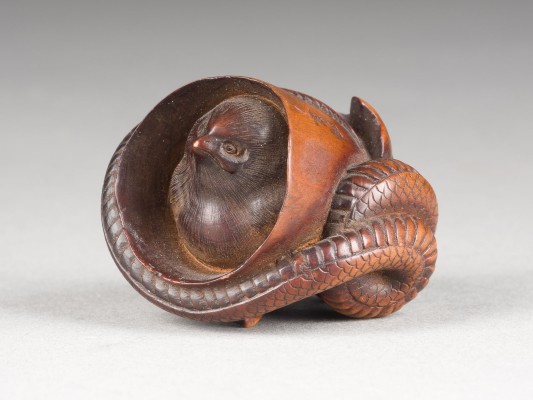 Auction 148<br>EIN FEINES NETSUKE EINER SCHLANGE UND EINES VOGELS AUS HOLZ