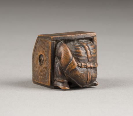 Bild EIN NETSUKE EINES ONI IN EINER BOX VERSTECKT AUS HOLZ