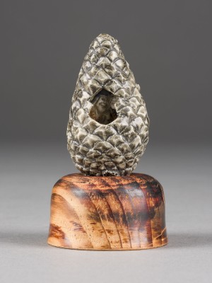 Bild EIN SELTENES YAKIMONI-NETSUKE EINES TANNENZAPFENS