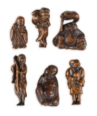 Picture SECHS NETSUKE VON BUDDHISTISCHEN UND TAOISTISCHEN FIGUREN AUS HOLZ