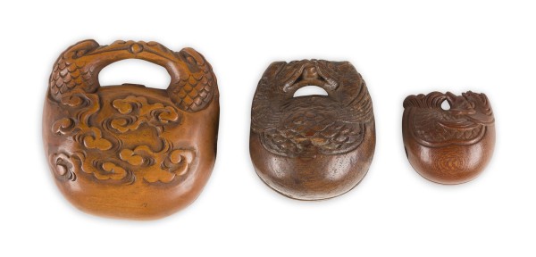 Bild DREI NETSUKE VON TEMPELGLOCKEN AUS HOLZ