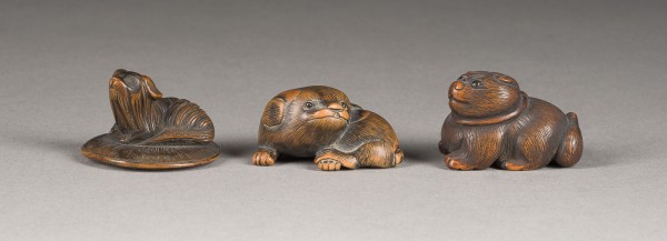 Bild DREI NETSUKE VON HUNDEN AUS HOLZ