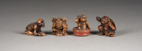 Bild VIER NETSUKE VON ONI UND SKELETT AUS HOLZ