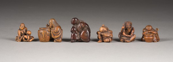 Bild SECHS NETSUKE VON MENSCHLICHEN FIGUREN AUS HOLZ