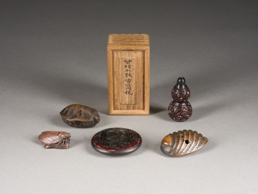 Auktion 148<br>EIN SECHSTEILIGES KONVOLUT VON NETSUKE UND OKIMONO
