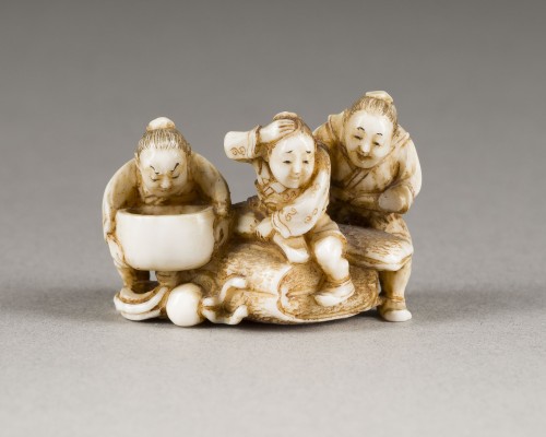 Auktion 148<br>EIN GESCHNITZTES MINIATUR-NETSUKE EINER FIGURENGRUPPE AUS ELFENBEIN