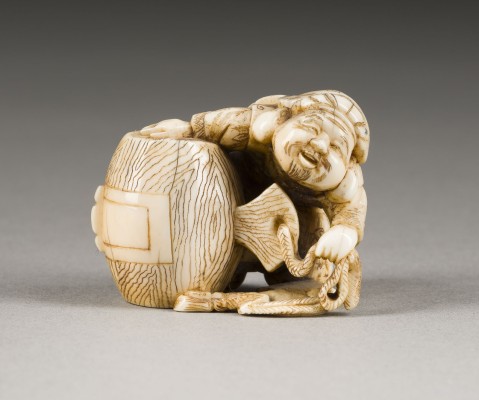 Auktion 148<br>EIN GESCHNITZTES NETSUKE EINES BAUERN AUS ELFENBEIN