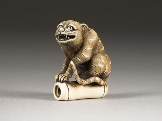 Auktion 148<br>EIN GESCHNITZTES NETSUKE EINES TIGERS AUS ELFENBEIN