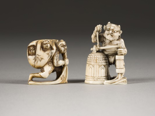 Auktion 148<br>ZWEI GESCHNITZTE NETSUKE VON ONI AUS ELFENBEIN