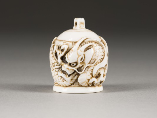 Auktion 148<br>EIN GESCHNITZTES NETSUKE EINER TEMPELGLOCKE AUS ELFENBEIN