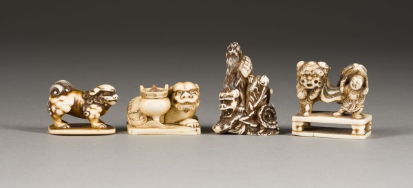 Bild VIER GESCHNITZTE NETSUKE VON SHISHI AUS ELFENBEIN