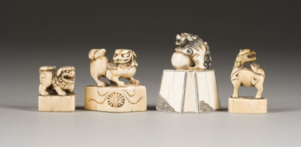Bild VIER NETSUKE VON SHISHI AUF EINEM SOCKEL AUS ELFENBEIN