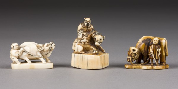 Bild DREI NETSUKE VON JUNGE UND KUH AUS ELFENBEIN