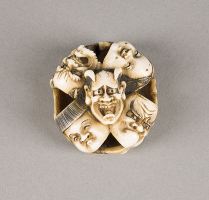 Auktion 148<br>EIN GESCHNITZTES RYUSA MANJU NETSUKE MIT NEUN MASKEN AUS ELFENBEIN