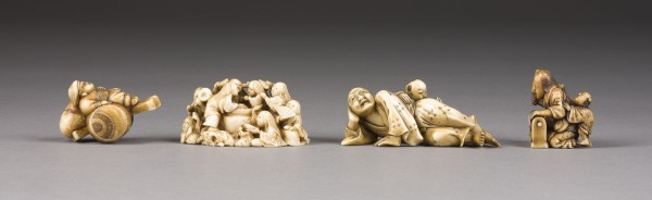 Auktion 148<br>ZWEI NETSUKE UND ZWEI OKIMONO AUS ELFENBEIN