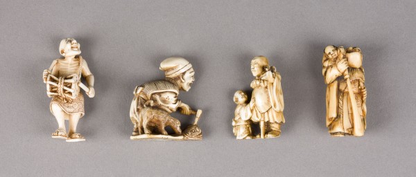 Auktion 148<br>VIER NETSUKE VON MENSCHLICHEN FIGUREN AUS ELFENBEIN