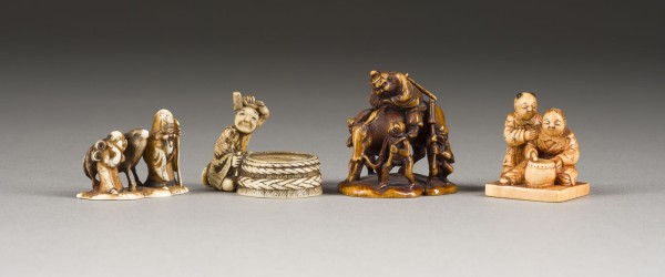 Bild VIER AUS ELFENBEIN GESCHNITZTE MINIATUR-OKIMONO-NETSUKE