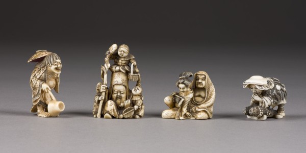 Auktion 148<br>VIER NETSUKE VON MENSCHLICHEN FIGUREN AUS ELFENBEIN