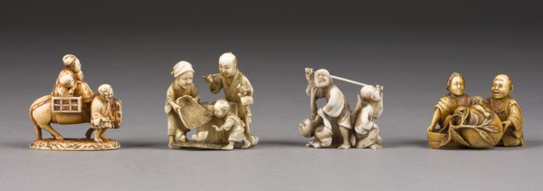 Auktion 148<br>VIER NETSUKE VON MENSCHLICHEN FIGUREN AUS ELFENBEIN