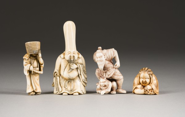 Bild VIER NETSUKE VON MENSCHLICHEN FIGUREN AUS ELFENBEIN