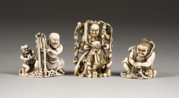 Auktion 148<br>DREI FEIN GESCHNITZTE NETSUKE VON MENSCHLICHEN FIGUREN AUS ELFENBEIN