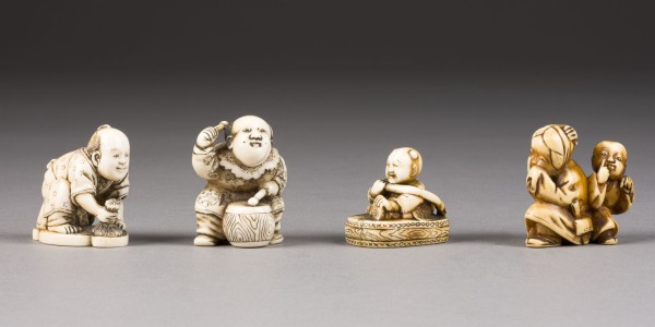 Auktion 148<br>VIER NETSUKE VON MENSCHLICHEN FIGUREN AUS ELFENBEIN