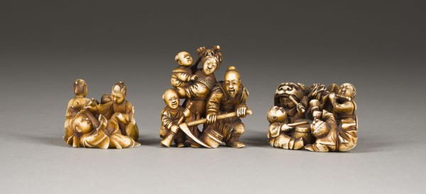 Bild DREI GESCHNITZTE NETSUKE VON MENSCHLICHEN FIGUREN AUS ELFENBEIN