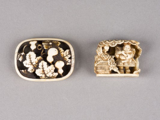 Auction 148<br>ZWEI GESCHNITZTE RYUSA NETSUKE AUS ELFENBEIN