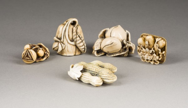 Bild FÜNF GESCHNITZTE NETSUKE AUS ELFENBEIN
