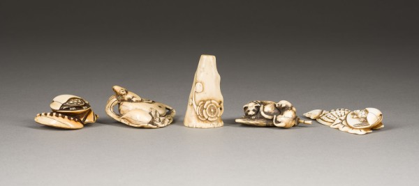 Bild FÜNF GESCHNITZTE NETSUKE AUS ELFENBEIN