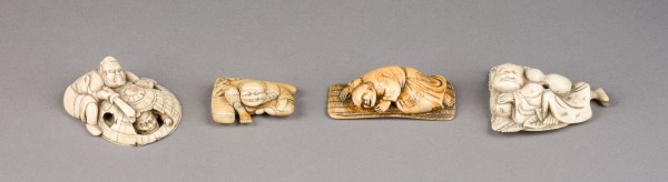 Auktion 148<br>VIER GESCHNITZTE NETSUKE MIT FIGUREN AUS ELFENBEIN