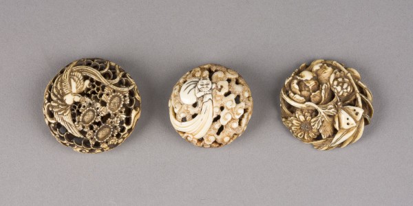 Auktion 148<br>DREI GESCHNITZTE RYUSA-MANJU NETSUKE AUS ELFENBEIN