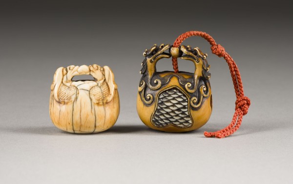 Bild ZWEI GESCHNITZTE NETSUKE VON MUKUGYO AUS ELFENBEIN